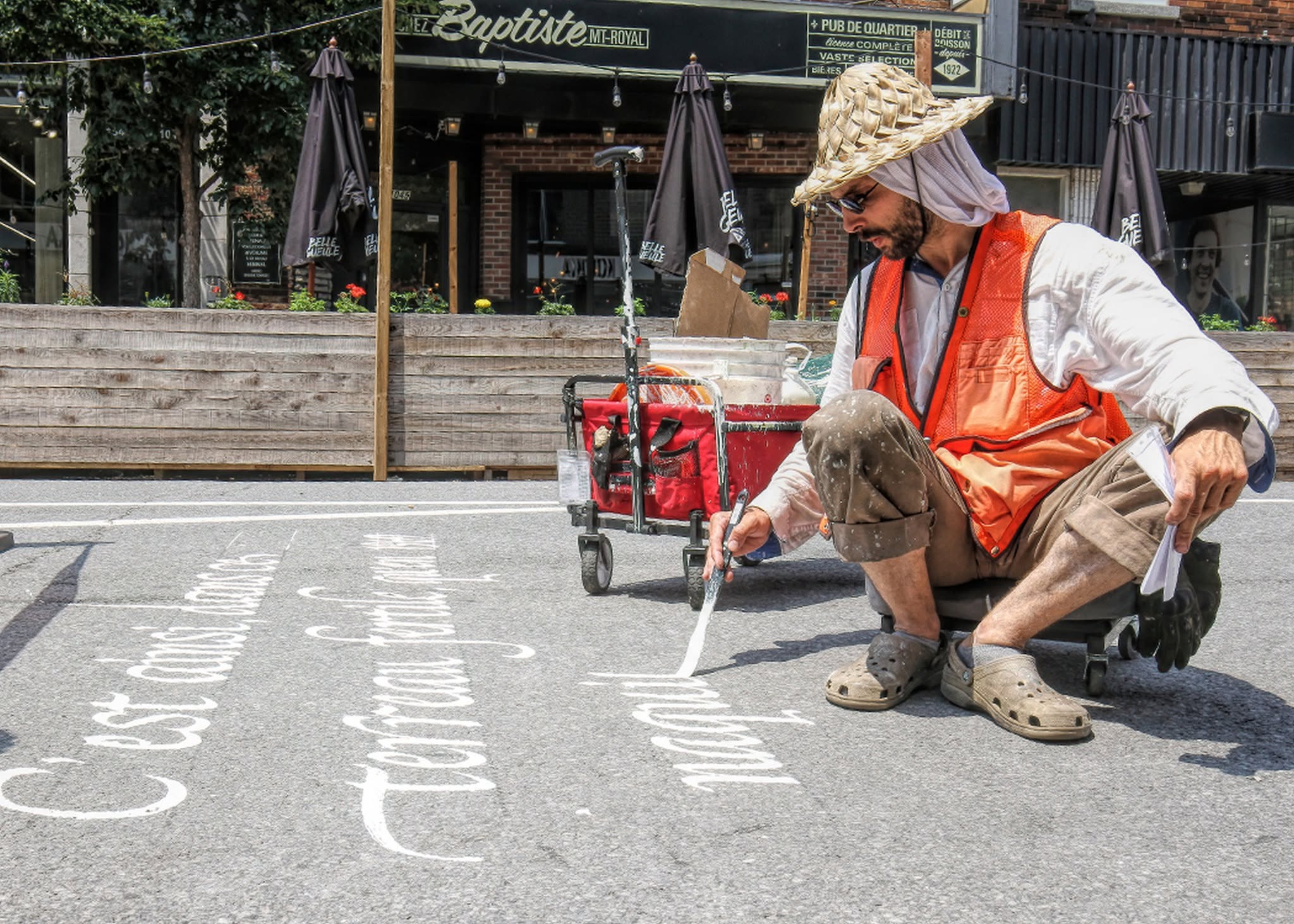 Romain Boz calligraphiant à son atelier